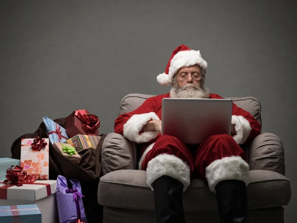 Papai Noel se conectando com laptop — Fotografia de Stock