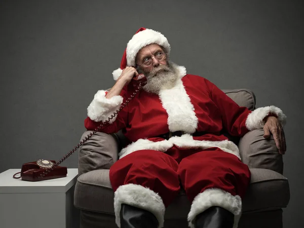 Kerstman met telefoongesprek — Stockfoto