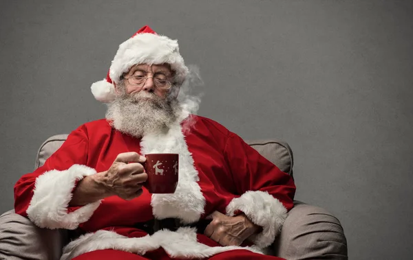 Weihnachtsmann entspannt sich zu Hause — Stockfoto