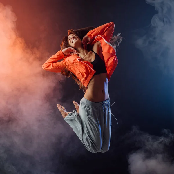 Atlama ve gerçekleştirme genç dansçı — Stok fotoğraf