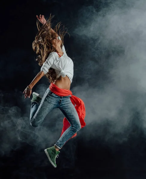 Moderne stijl performer dansen — Stockfoto