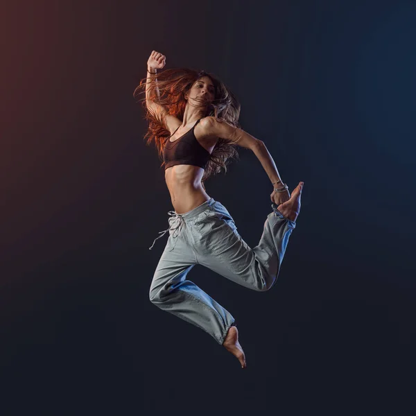 Giovane ballerina esibendosi e saltando — Foto Stock
