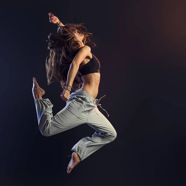 Joven bailarina realizando y saltando — Foto de Stock