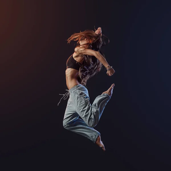 Joven bailarina realizando y saltando — Foto de Stock
