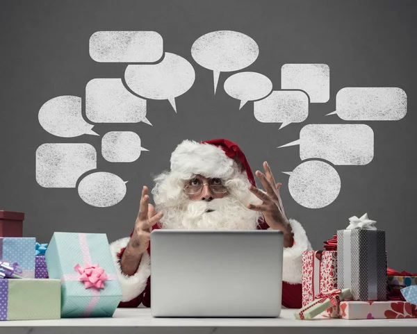 Jultomten som skrek på laptop — Stockfoto