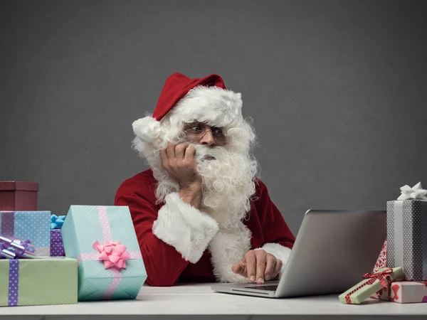 Teleurgesteld Kerstman met laptop — Stockfoto