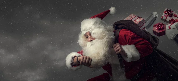 Weihnachtsmann überbringt Geschenke — Stockfoto