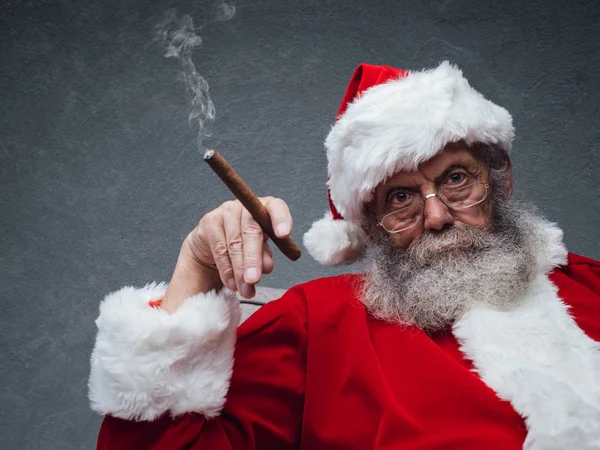 Schlechter Weihnachtsmann, der Zigarre raucht — Stockfoto