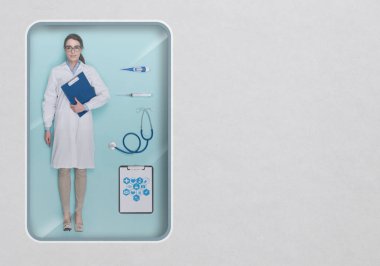 Kadın doktor gerçekçi bebek 