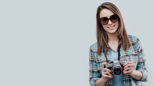 Lachende vrouwelijke fotograaf — Stockfoto