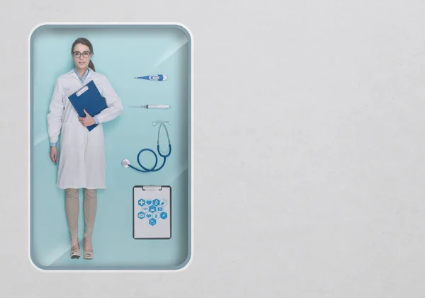 Kvinnliga läkare realistiska docka — Stockfoto