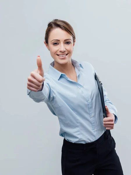 Mujer de negocios confiada dando pulgares hacia arriba —  Fotos de Stock