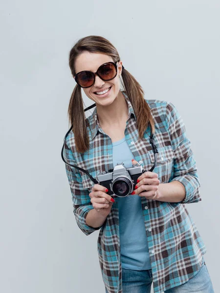 Kadın fotoğrafçı holding kamera — Stok fotoğraf