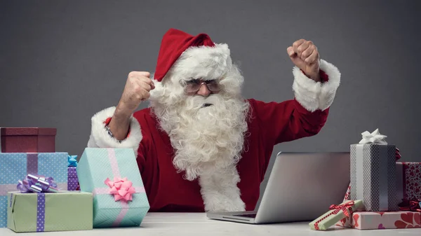 Santa met zijn laptop aansluiten — Stockfoto