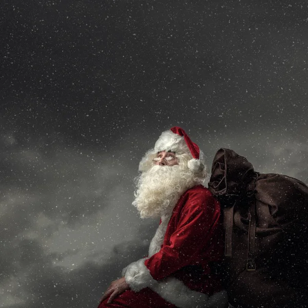 Weihnachtsmann bringt Geschenke — Stockfoto