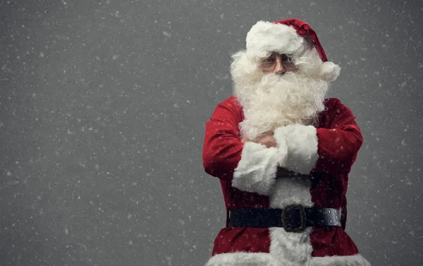 Papai Noel posando com os braços cruzados — Fotografia de Stock