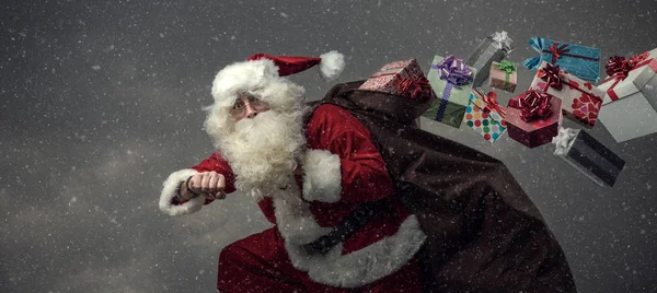 Santa Claus kör och leverera gåvor — Stockfoto