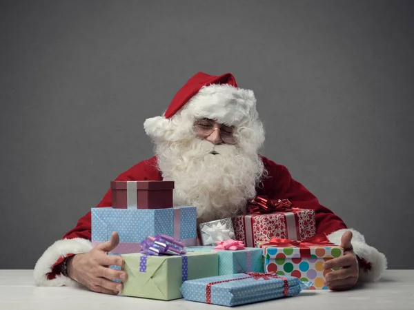Papai Noel segurando presentes — Fotografia de Stock