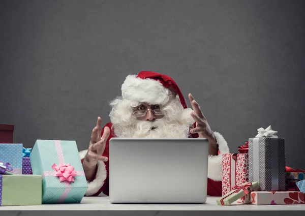 Babbo Natale arrabbiato che urla al computer portatile — Foto Stock
