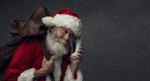 Santa Claus nést těžký pytel — Stock fotografie
