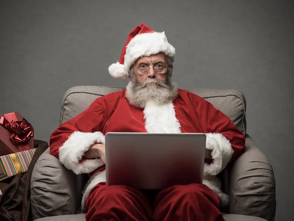 Papai Noel se conectando com laptop — Fotografia de Stock