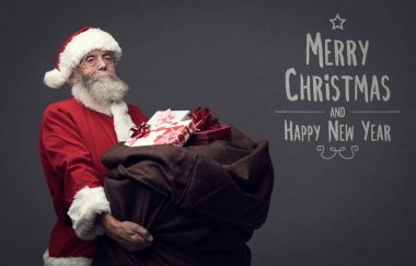 Noel Baba, hediyeler getiriyor