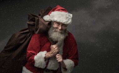 Noel Baba taşıyan yılbaşı hediyeleri