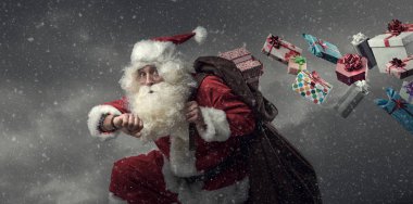Noel çalıştıran ve hediyeler teslim etme baba