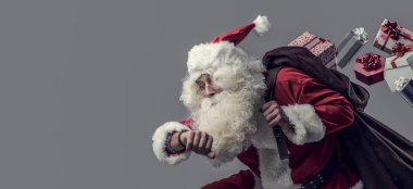 Noel çalıştıran ve hediyeler teslim etme baba