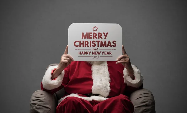 Санта-Клаус держит знак — стоковое фото