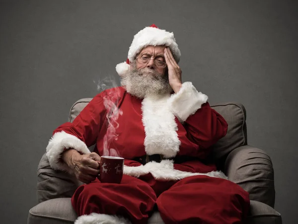 Papá Noel tiene dolor de cabeza. —  Fotos de Stock
