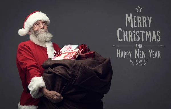 Papá Noel trayendo regalos —  Fotos de Stock