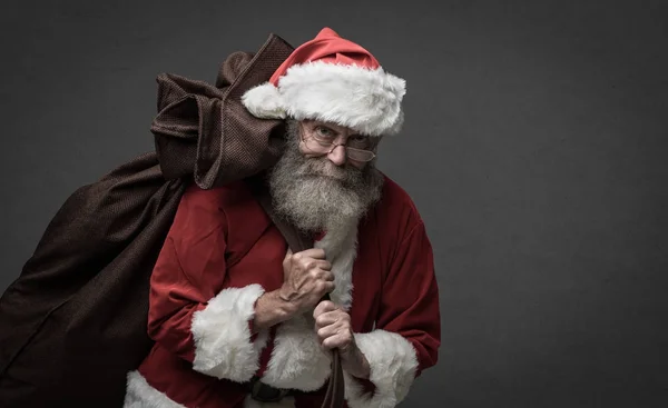 サンタ クロース運ぶクリスマス プレゼント — ストック写真