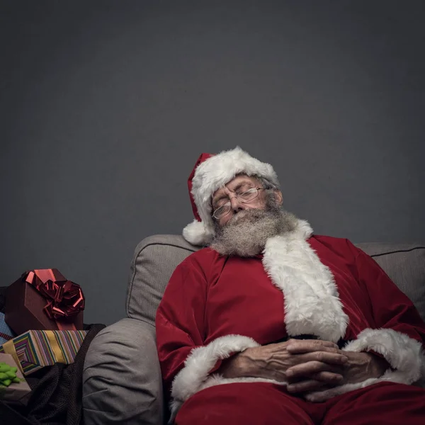 圣诞老人在扶手椅上打盹 — 图库照片