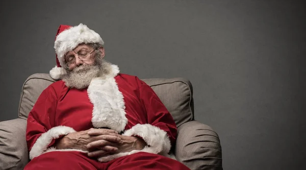 Weihnachtsmann macht Nickerchen auf dem Sessel — Stockfoto