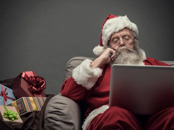 Санта-Клауса підключення ноутбука — стокове фото