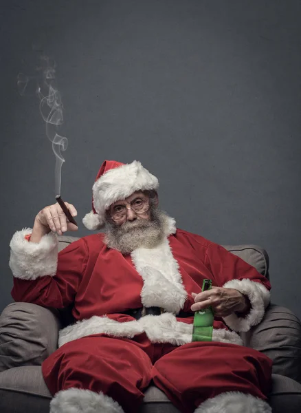 Bad Santa firar hemma — Stockfoto