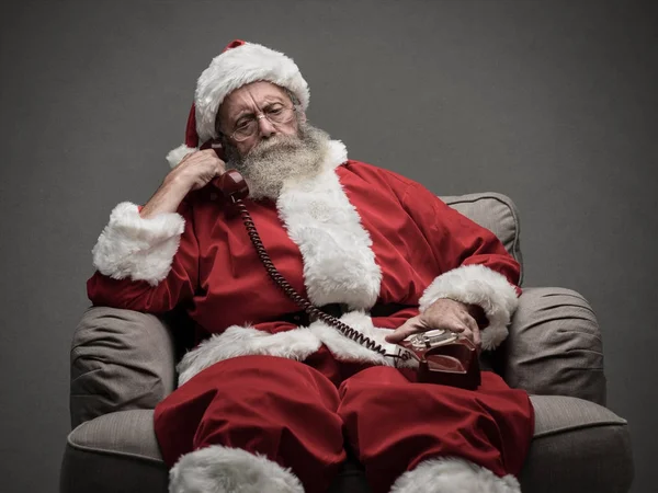 Santa claus op de telefoon — Stockfoto