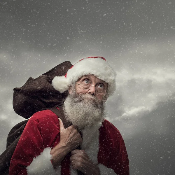 サンタ クロース運ぶクリスマス プレゼント — ストック写真