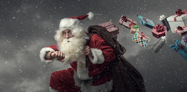 Santa Claus uitgevoerd en het leveren van cadeaus — Stockfoto