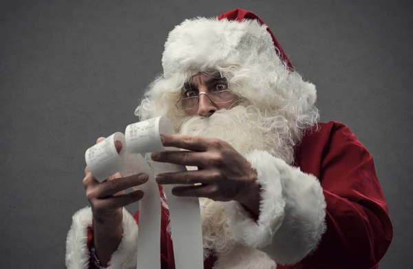 Weihnachtsmann prüft Rechnungen — Stockfoto