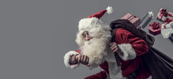 Santa Claus uitgevoerd en het leveren van cadeaus — Stockfoto