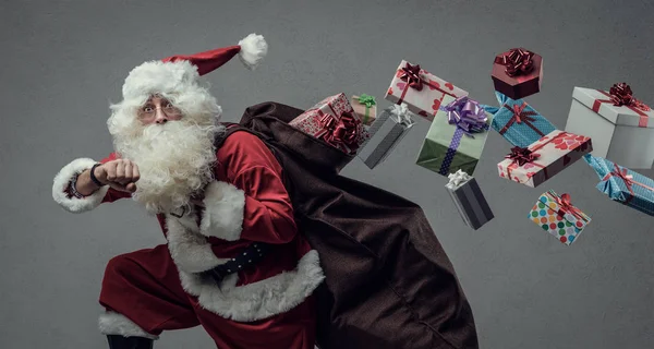 Santa Claus běh a přináší dárky — Stock fotografie