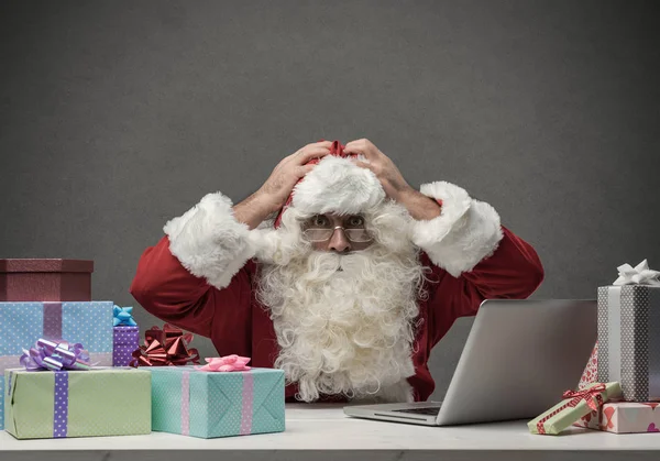 Benadrukt Santa met zijn laptop aansluiten — Stockfoto