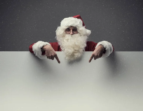 Santa claus wijzend op leeg teken — Stockfoto