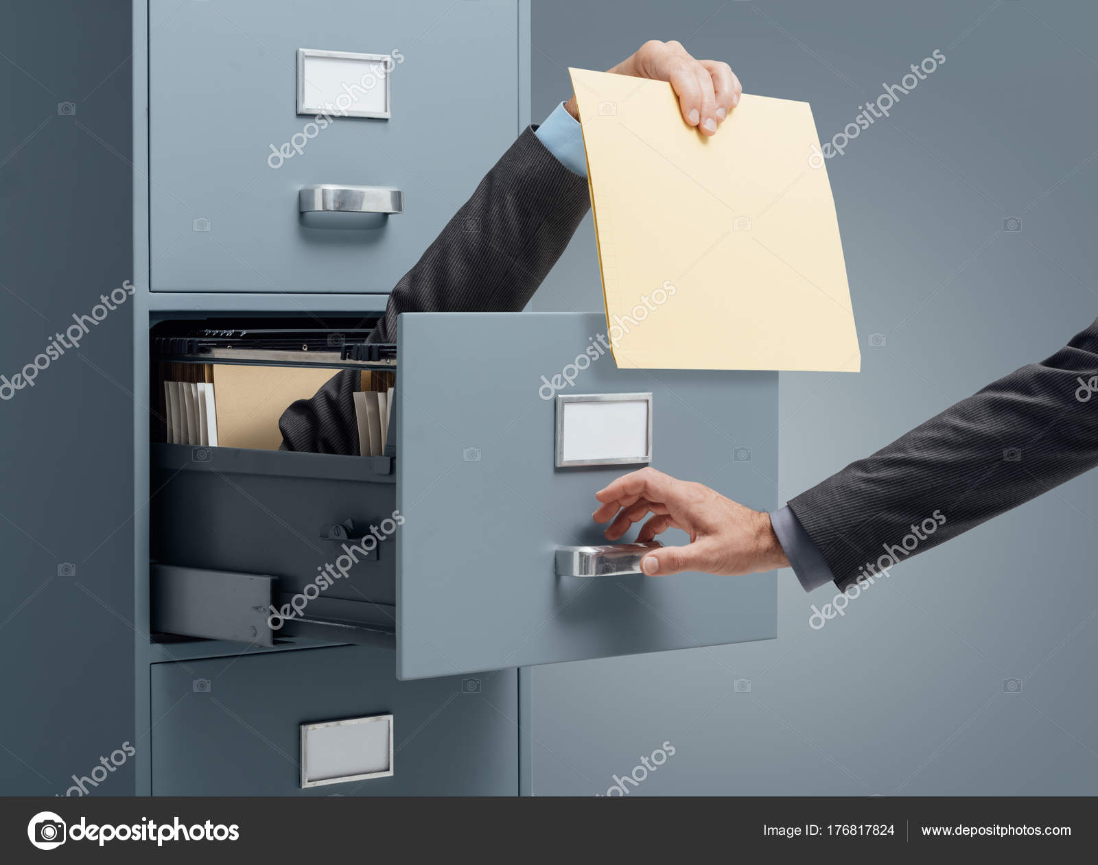 Empresario Dentro Archivador Que Archivo Empleado Oficina Búsqueda Rápida  Archivos — Foto de stock #176817824 © stokkete, image size:1600x1261