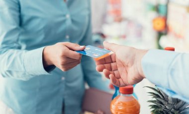 Kadın süpermarket kasada o kasiyer, perakende ve ödemeler kavramı kredi kartını veriyor