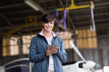 Gülümseyen kadın pilot dijital tablet ile bağlanma ve Havacılık apps kalkış, seyahat ve Havacılık emniyet konsepti önce kullanma