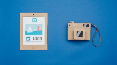 Yaratıcı tablet ve yapılmış kamera geri dönüşümlü karton: fotoğraf pay sosyal medya ve iletişim