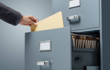 Dosyaları bir dosya dolabı çekmece, iş idaresi ve veri depolama kavramı içinde arama büro memuru